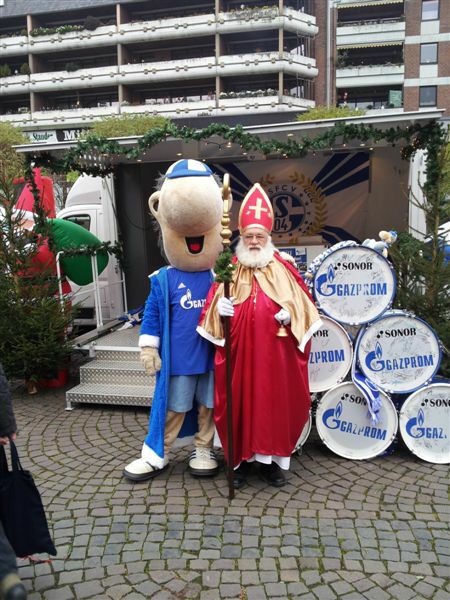 6.12.Nikolaus MK und Schalke Dorf Goetheplatz 013.jpg